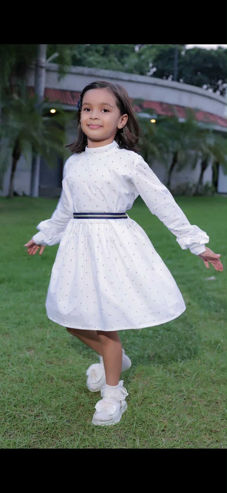 White dress with elastic belt